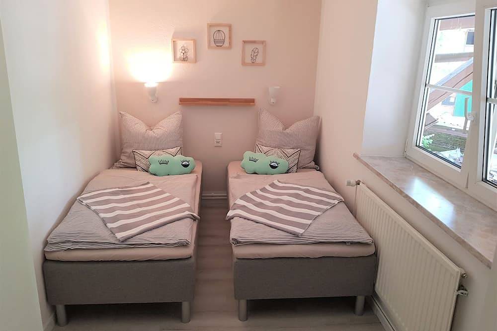 Ganze Wohnung, Große, helle Ferienwohnung in der Lüneburger Heide mit Poolhaus und 2 Balkonen in Oetzen, Landkreis Uelzen
