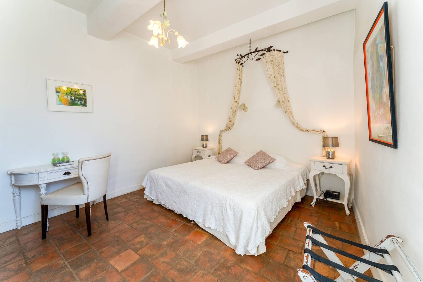 Apartamento entero, La Suite Jasmin cuenta con piscina compartida, wifi y aire acondicionado. in Collias, Region de Nimes