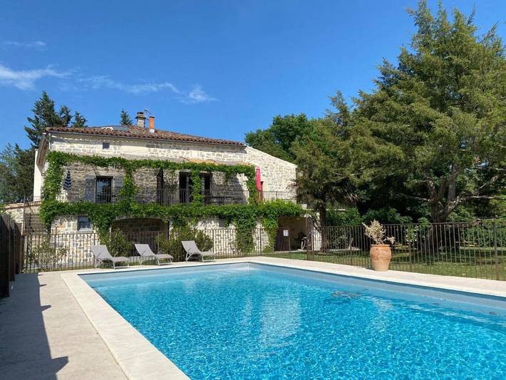 Location de vacances pour 8 personnes, avec vue ainsi que jardin et piscine, animaux acceptés à Grospierres - 2