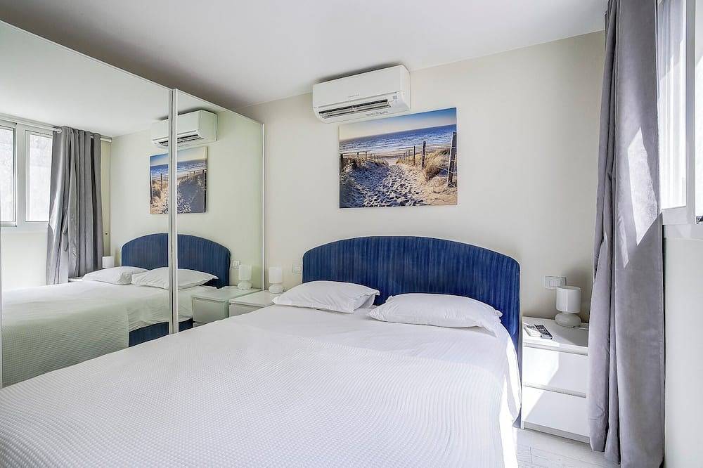 Entire apartment, Le Lido, Spectacular Beachfront Cap Ferrat in Saint-Jean-Cap-Ferrat, Nice region