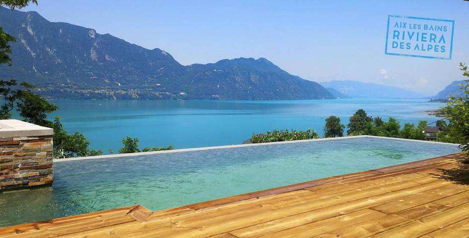 Hôtel pour 4 personnes, avec vue et terrasse ainsi que vue sur le lac et piscine