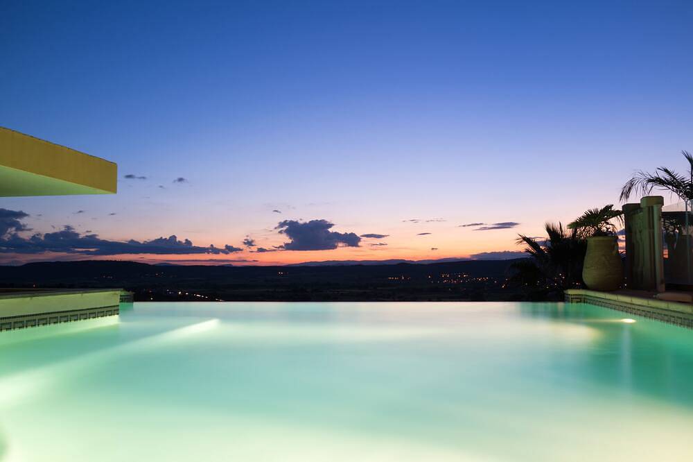 Appartement entier, Magnifique Gite avec vue dominante piscine et jacuzzi chauffé ( Le Palmier ) in Langlade, Région de Nîmes