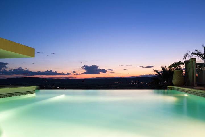 Appartement de vacances pour 3 personnes, avec Jacuzzi et Terrasse ainsi que Jardin et Piscine