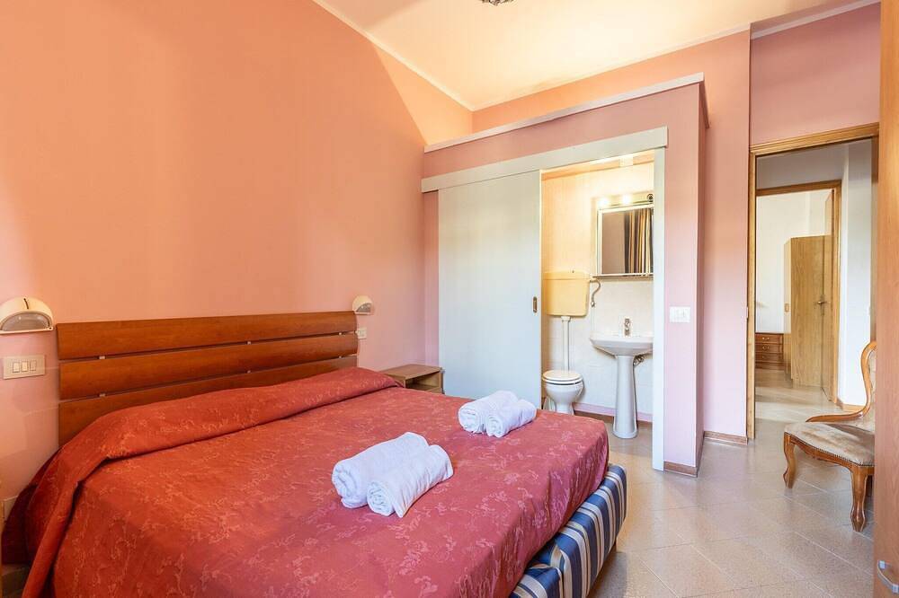 Entire apartment, Spacious Lakefront Apartment in Tuoro sul Trasimeno, Lake Trasimeno