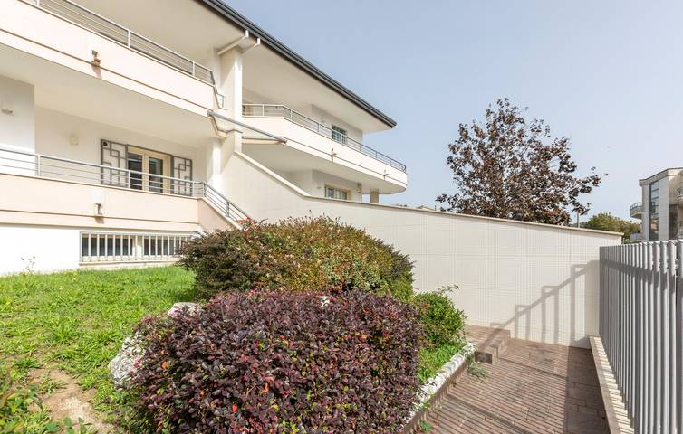 Modern Apartment with Parking, Pool & AC near Caserta City Center in Caserta, Caserta Province