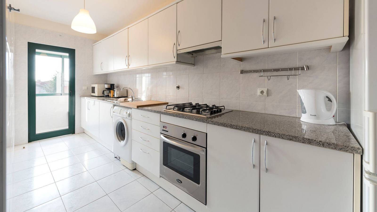 Apartamento inteiro, Downtown Homey Flat w/ Free Parking by Lovelystay in Massarelos, Porto