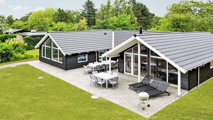 Ferienhaus für 15 Personen, mit Terrasse und Pool sowie Sauna und Whirlpool in Tisvilde