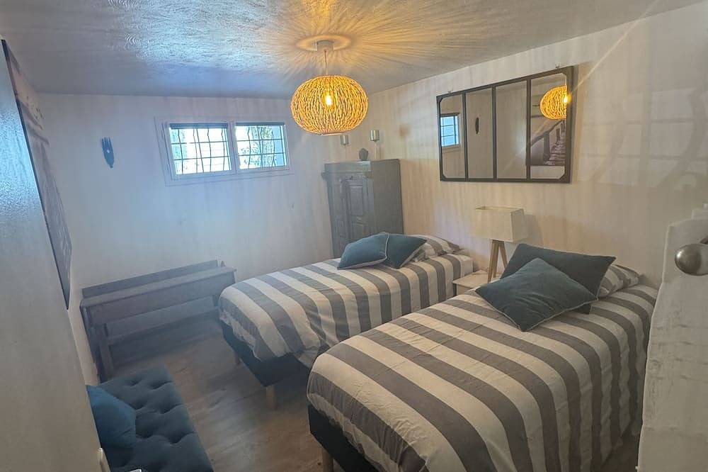 New housing, garden level in villa, with large garden, large swimming pool in Roquefort-les-Pins, Cannes region