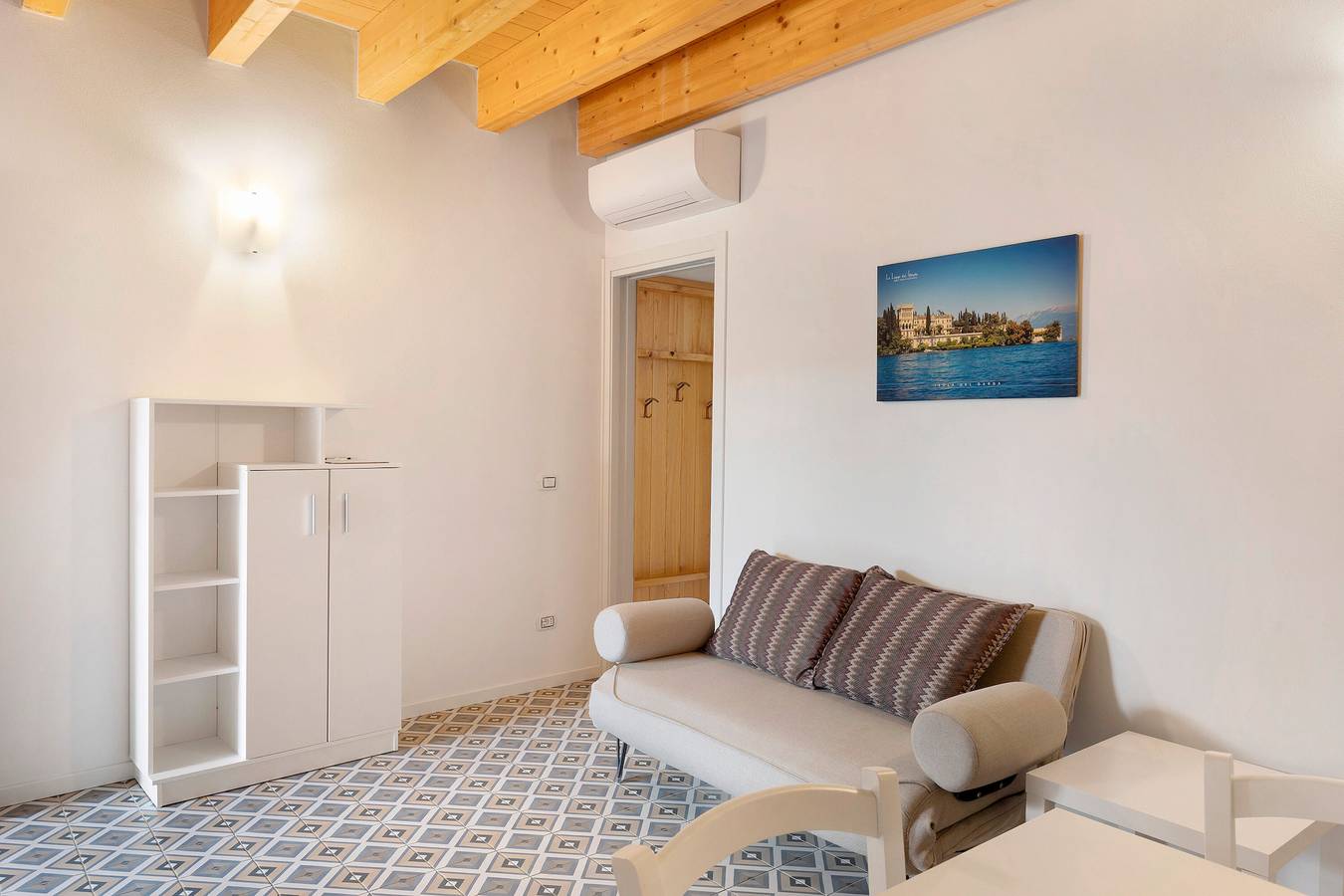 Apartamento entero, Apartamento 'Bilocale - Isola Del Garda' con piscina compartida, Wi-Fi y aire acondicionado in San Felice del Benaco, Montañas Garda