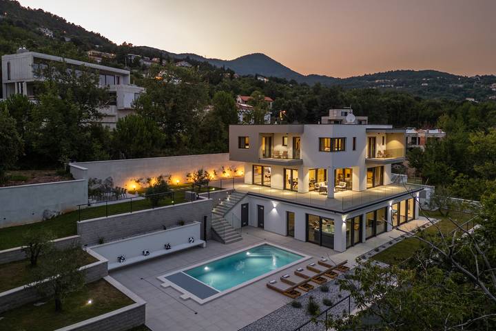 Villa für 10 Personen, mit Pool und Sauna sowie Meerblick und Balkon, kinderfreundlich in Grad Opatija