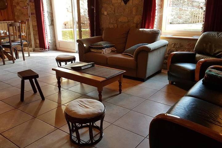 Location de vacances pour 8 personnes, avec vue et jardin, animaux acceptés à Saint-Alban-sur-Limagnole - 4