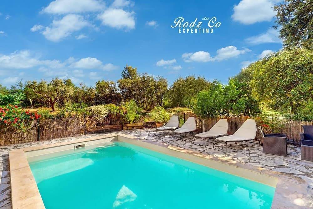 Gîte de charme au pied du Luberon avec piscine privée à Apt en Provence in Apt, Parc naturel régional du Luberon
