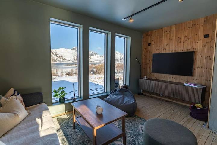 Feriehus for 6 personer, med hage og utsikt i Lofoten