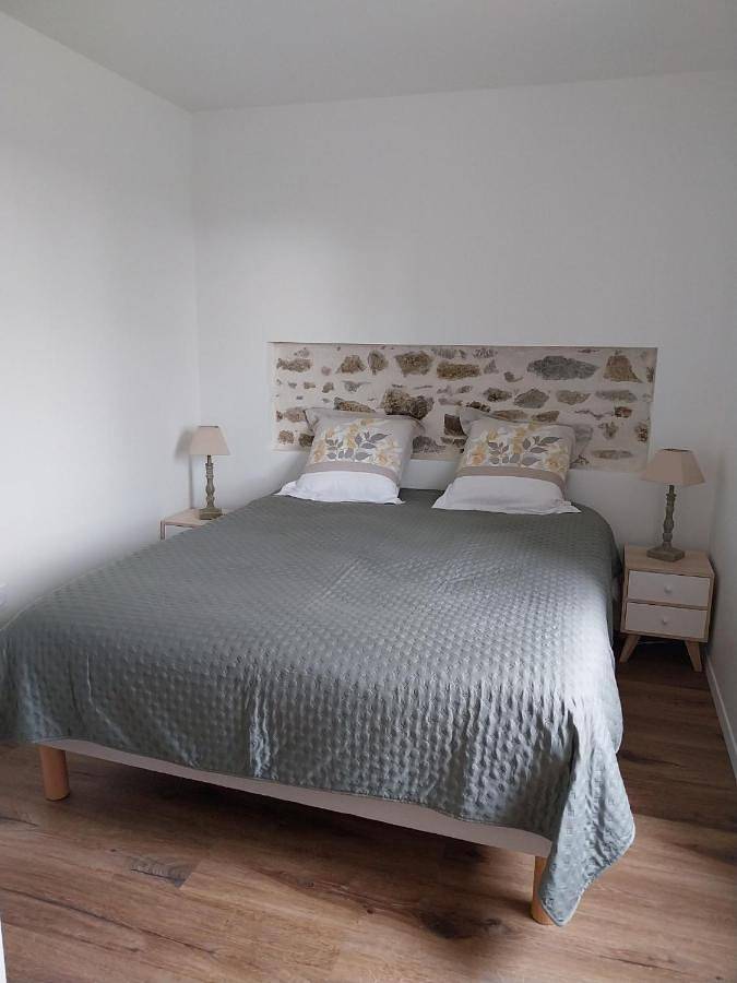 Gîte pour 4 personnes, avec jardin ainsi que terrasse et vue à Saint-Germain-Lespinasse - 3