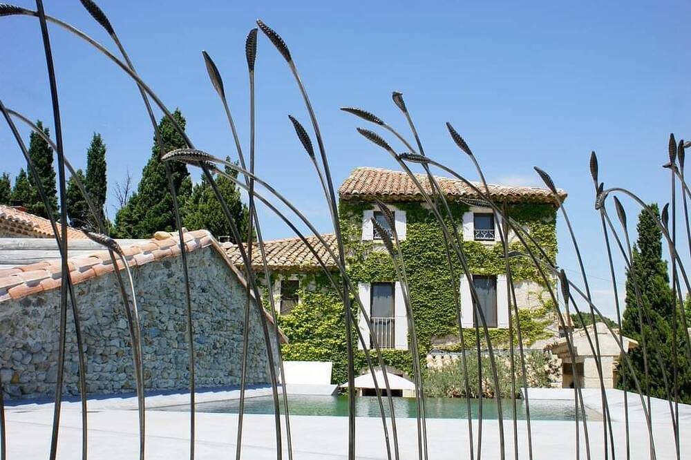 House with infinity pool, view of dentelles de Montmirail in Rasteau, Vaucluse