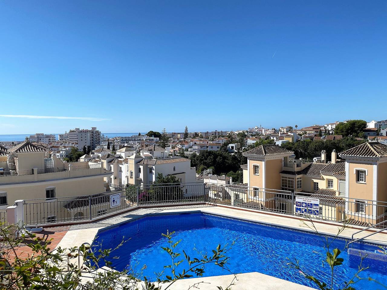 Maison moderne à Nerja avec clim, piscine commune, et Wi-Fi in Playa de Burriana, Nerja