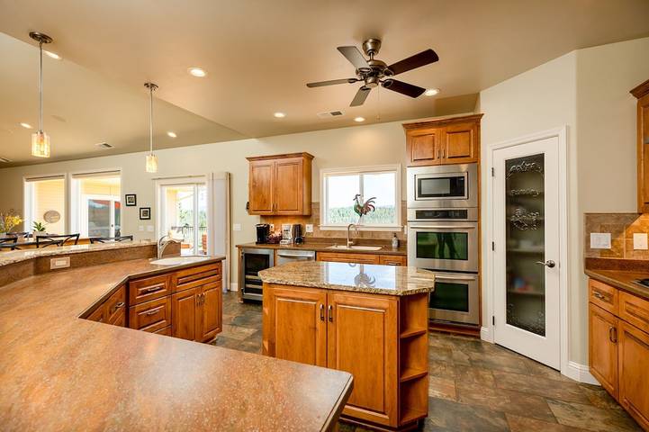 Vacation house for 8 people, with balcony and pool as well as sauna and hot tub, with pets in Oregon