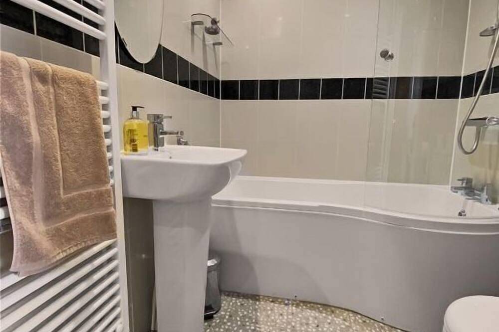 Entire apartment, Waterfront Quay - 2nd floor apartment overlooking the water in Gosport, Hampshire