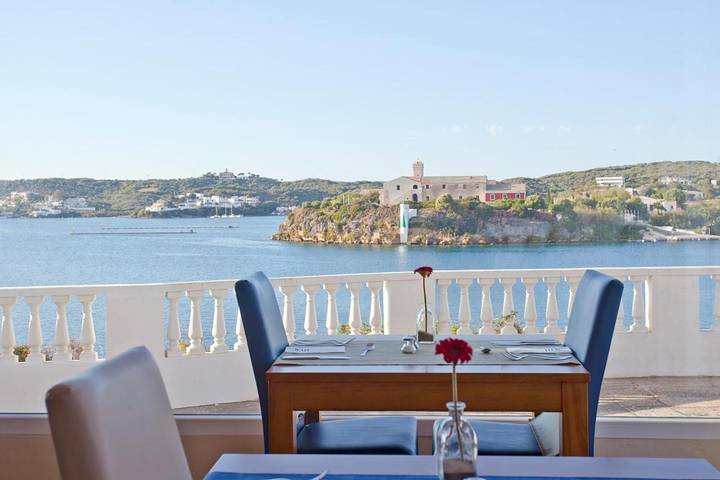 Hôtel pour 3 personnes, avec piscine ainsi que terrasse et jardin à Es Castell - 2