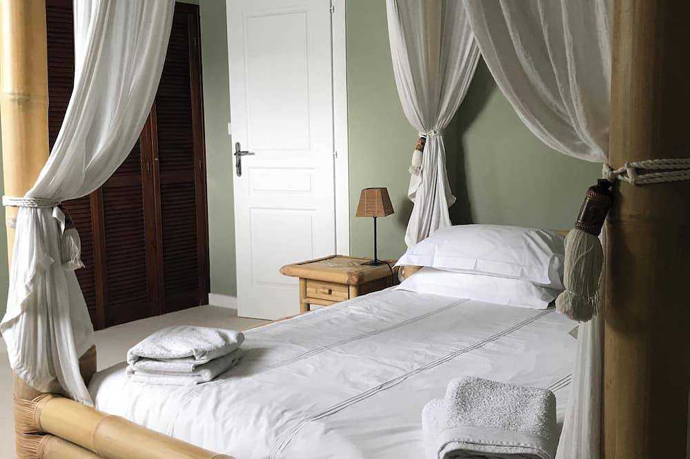 Fabulous 4-Bed House in Dinan Port. A beautiful historic building with style. in Lanvallay, Région de Dinan