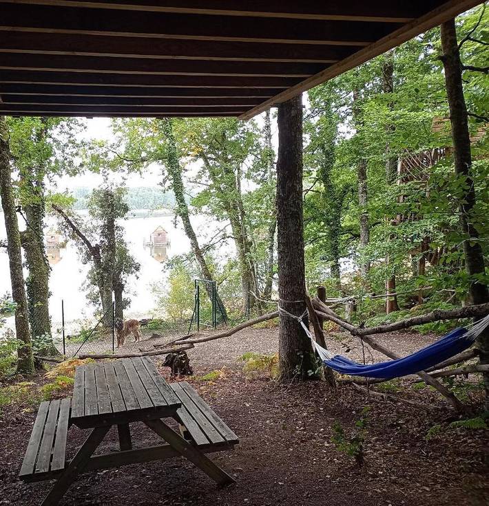 Camping pour 4 personnes, avec jardin et vue sur le lac ainsi que terrasse et vue dans le Cantal - 3
