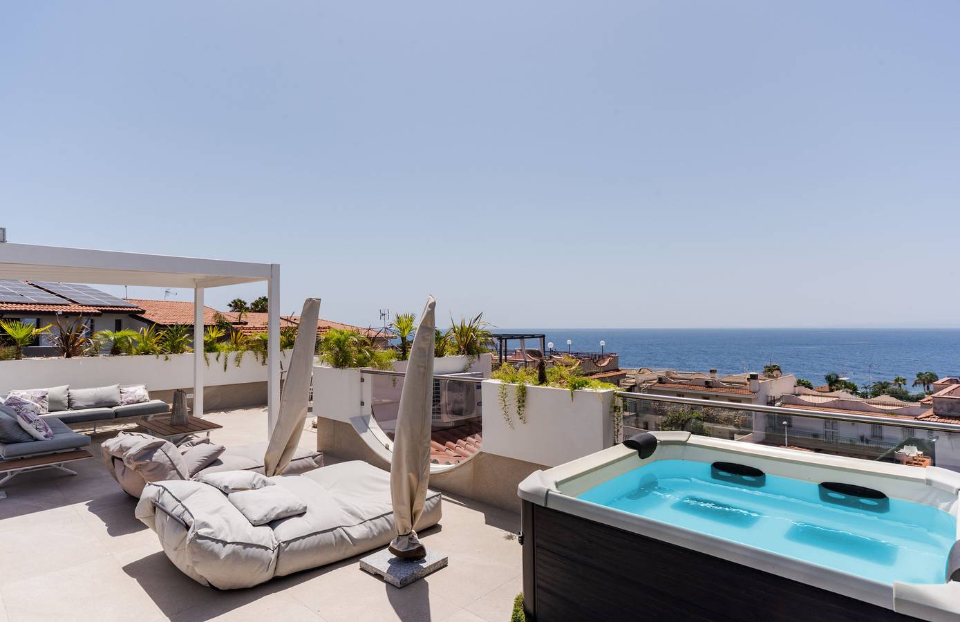 Apartamento entero, Terrace & Jacuzzi - Tropicalia by Wonderful Italy in Stanislao Cannizzaro, Aci Castello