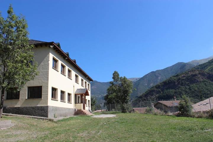Casa rural para 50 personas, con Balcón y Terraza además de Jardín y Piscina en Pont de Suert