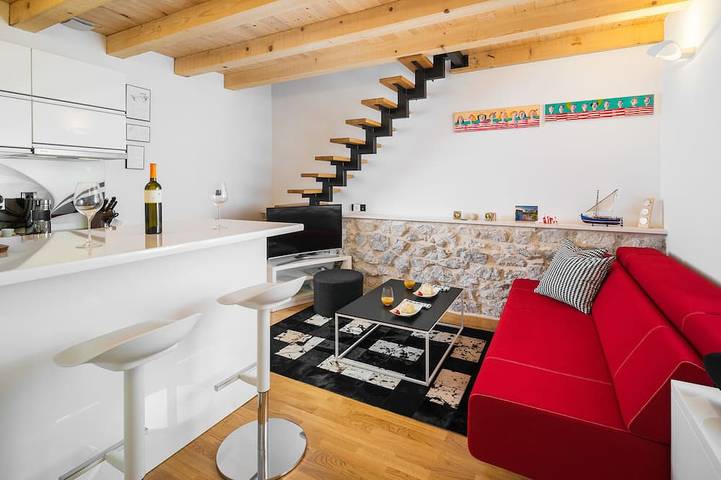 Gemütliches Haus Mia, mit beheiztem Pool, Whirlpool im Pool und Bbq ... in Dugopolje, Dalmatinisches Zagora