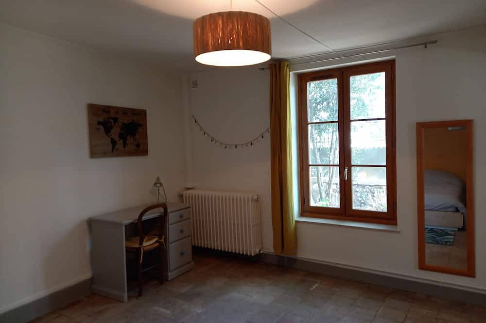 Ground floor of a charming, comfortable 19th-century house with private garden in Amboise, Tours region