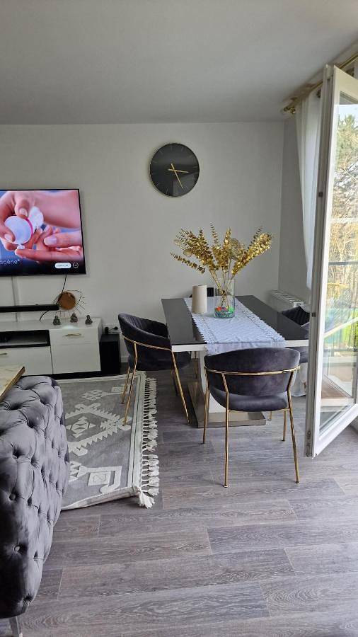 Gîte pour 4 personnes, avec Balcon et Jacuzzi ainsi que Terrasse et Piscine dans Porcheville