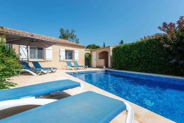 Location de vacances pour 8 personnes, avec piscine et jardin à Pézenas