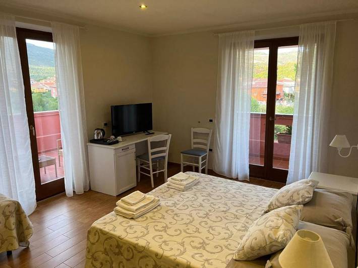 Gîte pour 2 personnes, avec Balcon et Terrasse ainsi que Jardin et Piscine à Bosa Marina - 3
