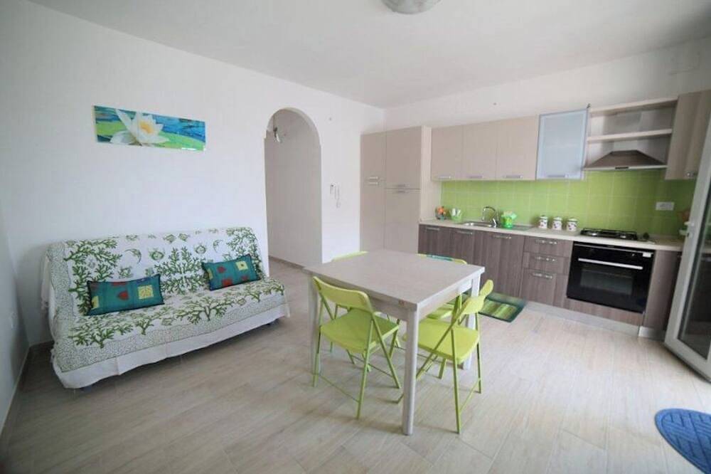 Entire apartment, Apartment  with all comforts, 300 meter from the sea, near shop center. in Torre Pali, Salve