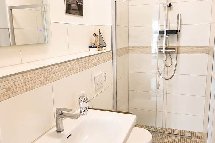 Ganze Wohnung, Gemütliche Ferienwohnung am Hainer See mit 2 Balkonen, Seeblick / 60m² / 4 Pers. in Neukieritzsch, Hainer See
