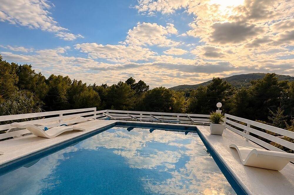 Casa de Nelly is a peaceful villa in Ibiza, just 8 minutes from the airport in Ibiza (Municipality), Coast of Ibiza
