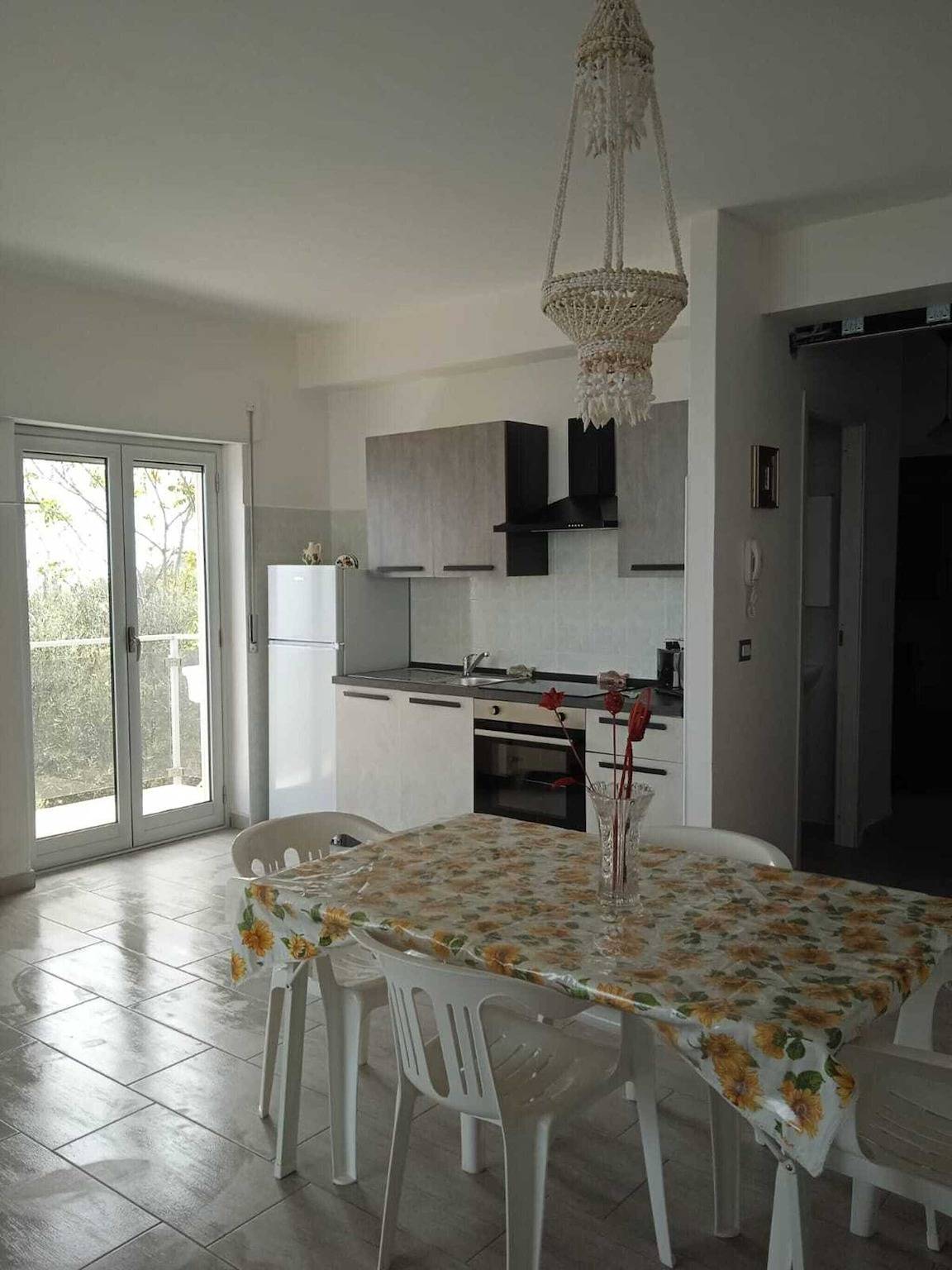 Apartamento entero, Apartamento 'Villa Anna' con vistas al mar, terraza compartida y aire acondicionado. in Roseto Capo Spulico, Golfo de Tarento