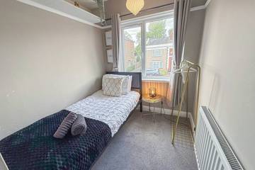 Holiday Rental for 8 People in Kingston upon Thames, Chessington World of Adventures, Photo 3