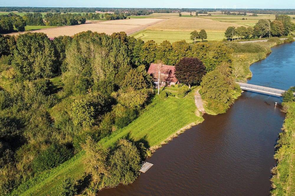Ganze Wohnung, Großzügige Fewo am Fluss Aper-Tief direkt am Deich in Ostfriesland gelegen in Detern, Niedersachsen