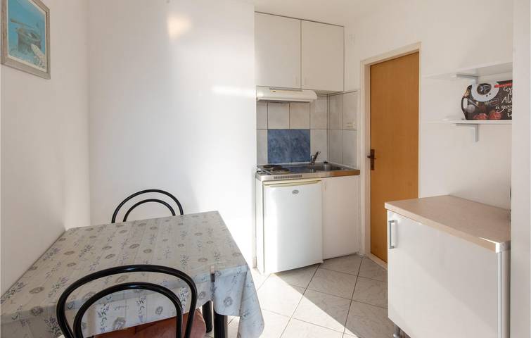 Ganze Ferienwohnung, Gemütliche Wohnung mit Terrasse, WLAN und Parkplatz, 1,5 km vom Strand entfernt in Klek, Dubrovnik-Neretva
