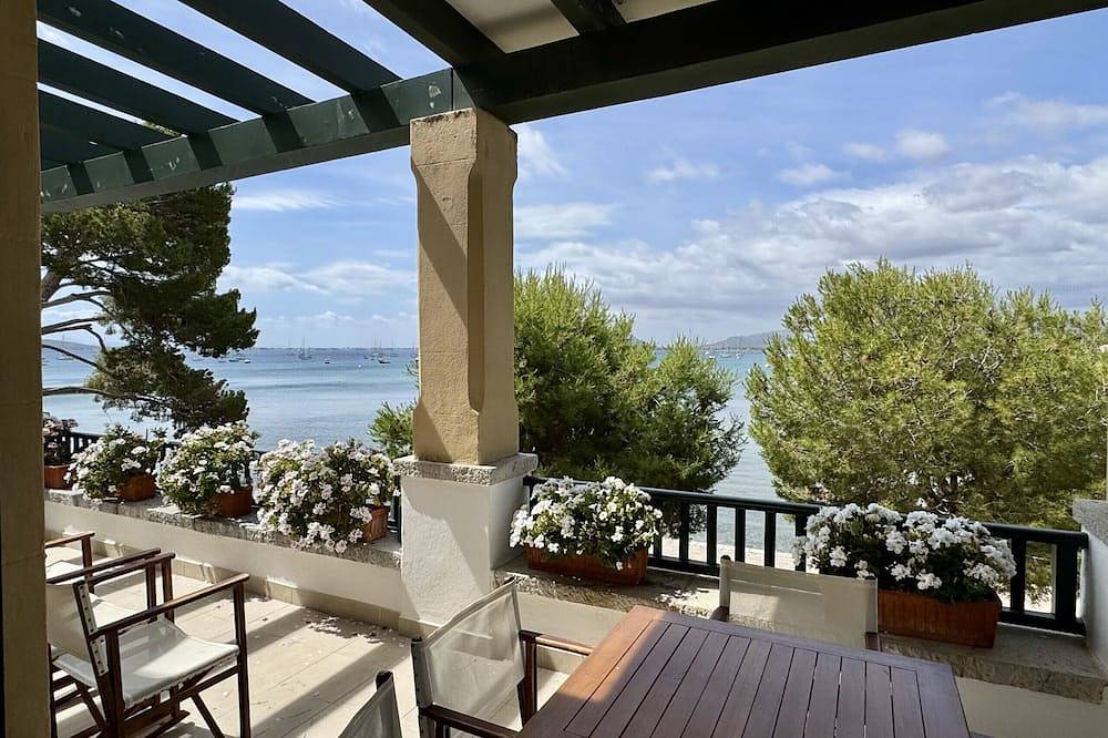 Ganze Wohnung, Sea front partment on Puerto Pollença Pinewalk, Kika in Port de Pollença, Pollença