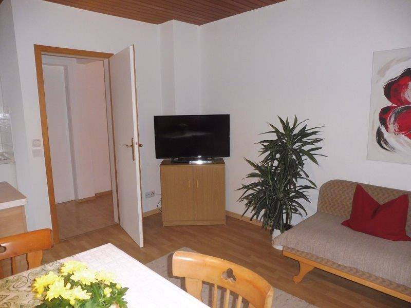 Ganze Ferienwohnung, Ferienwohnungen Wennesz - Ferienwohnung 1 mit 2 Schlafzimmern und grossem Südbalkon in Chieming, Chiemsee