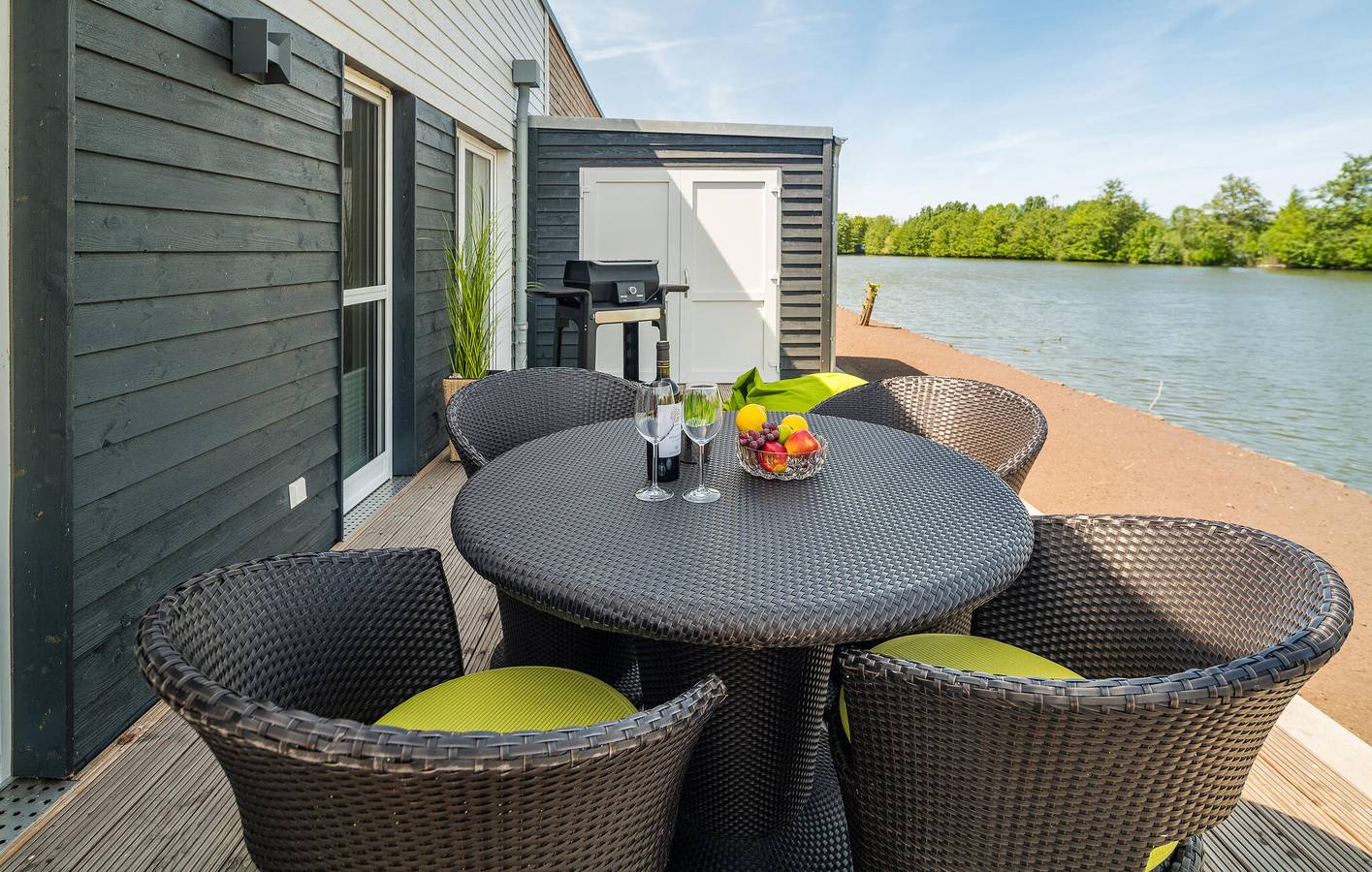 Geheel vakantieappartement, Appartement met terras aan zee, WiFi & parkeerplaats, 1000m van het strand in Tossens, Butjadingen