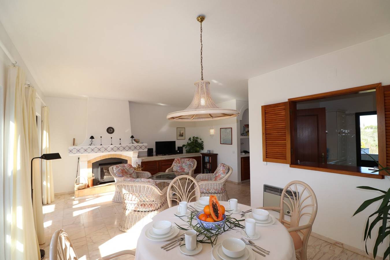 Apartamento inteiro, Apartamento 'Casa Atlantico' com vista para o mar, piscina partilhada e acesso Wi-Fi in Carvoeiro, Lagoa
