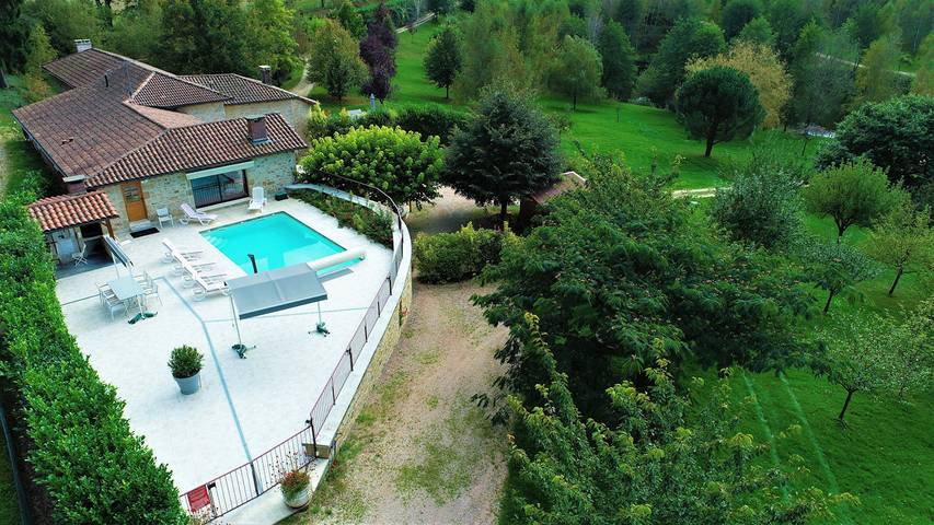 Gîte pour 6 personnes, avec piscine et jardin ainsi que terrasse et vue sur le lac à Latronquière