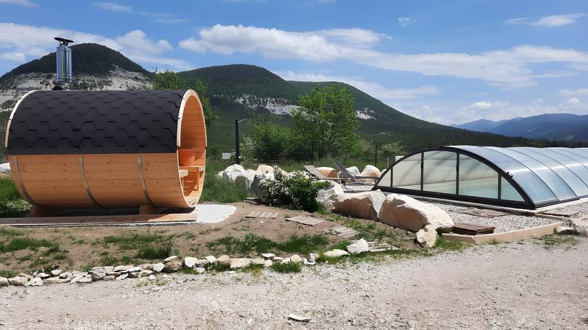 Location de vacances pour 4 personnes, avec bassin pour enfant ainsi que jardin et sauna à Mévouillon