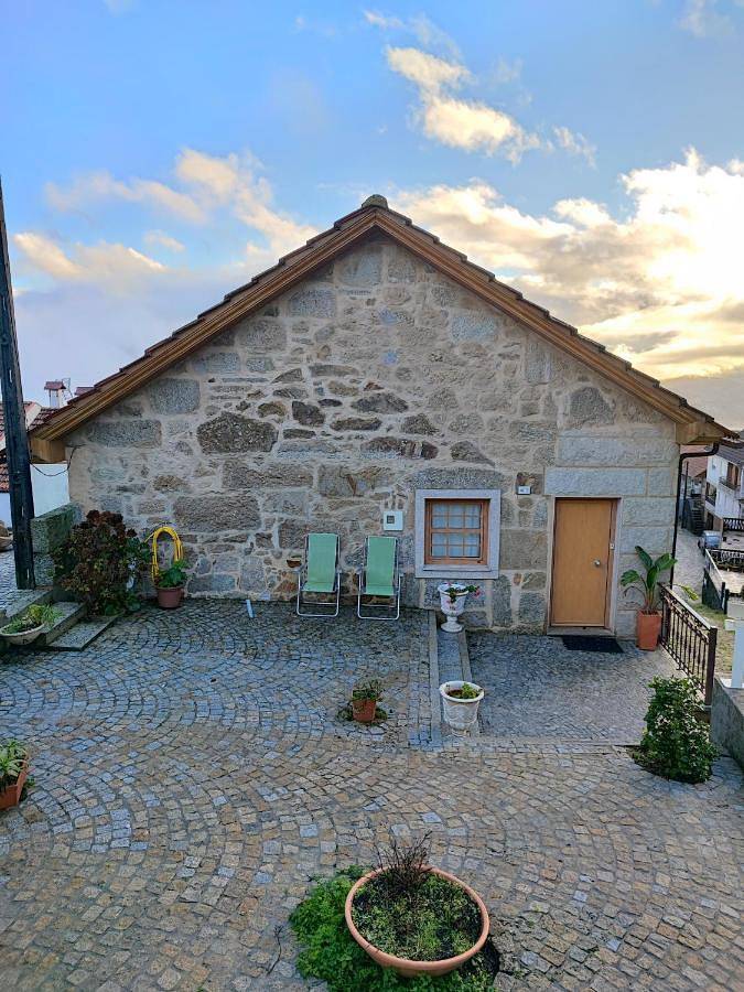Location de vacances pour 7 personnes, avec Balcon ainsi que Terrasse et Vue dans Castro Daire