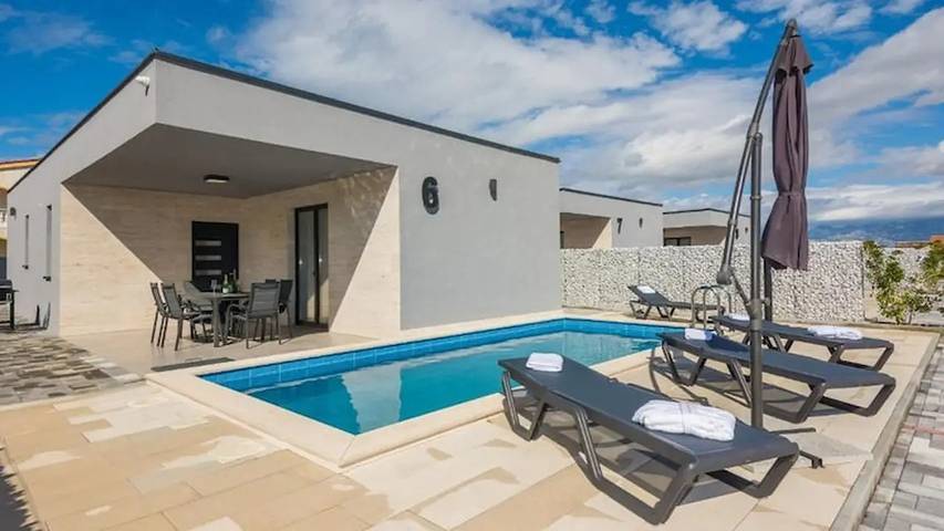 Villa pour 6 personnes, avec jacuzzi et terrasse ainsi que piscine et sauna dans Vir