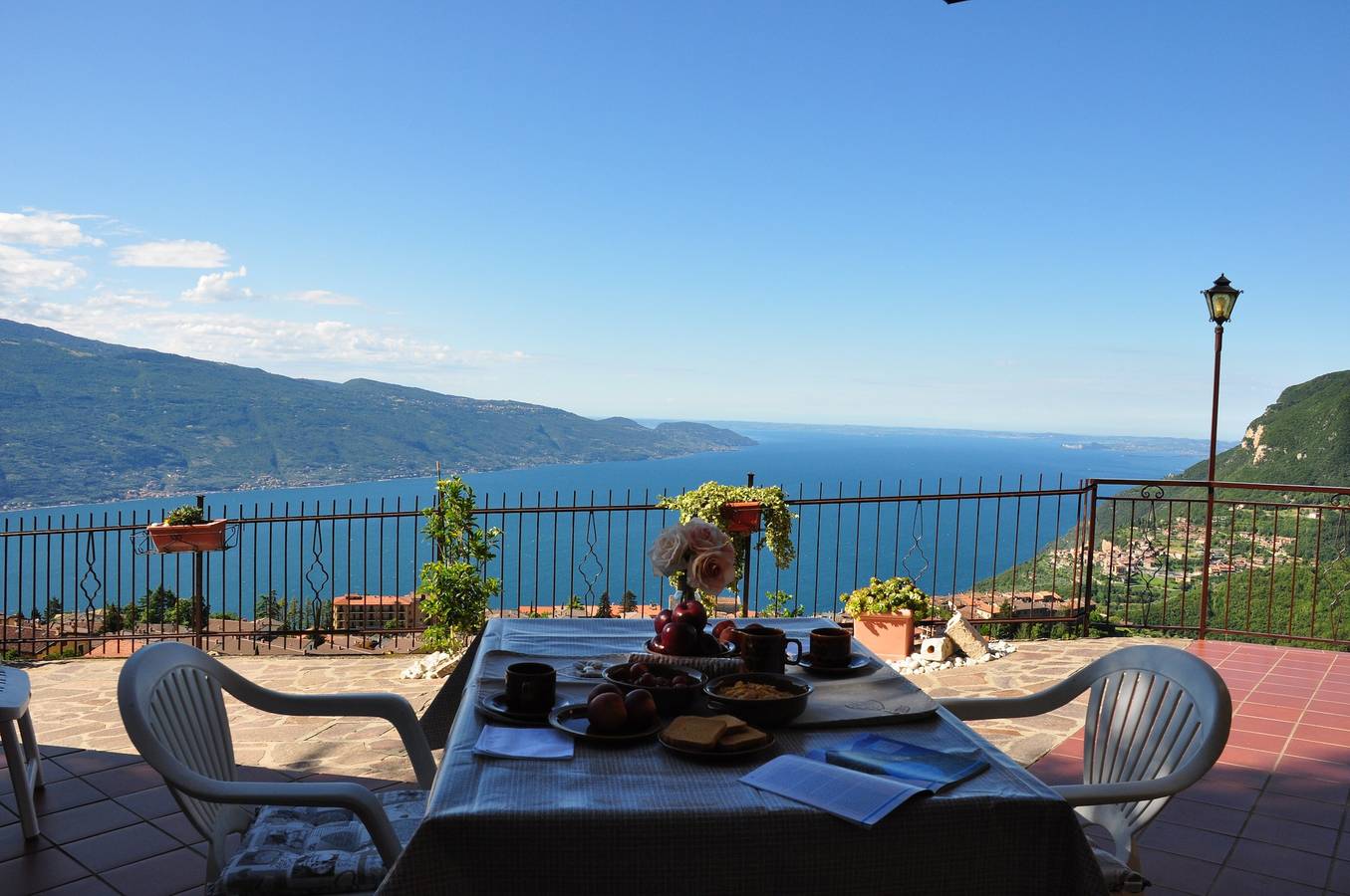 Appartamento intero, Appartamento "Stella del Garda 2" con vista lago e montagne, terrazza, giardino e Wi-Fi in Tignale, Prealpi Gardesane