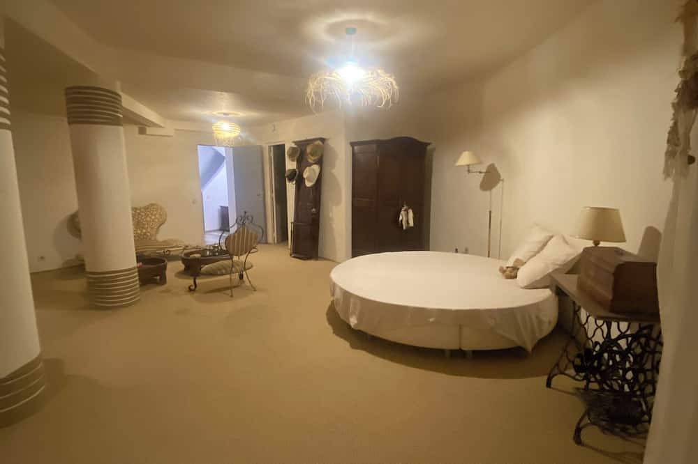 Beautiful Villa (8 prs) located in a quiet residential area. in Biot, Cannes region