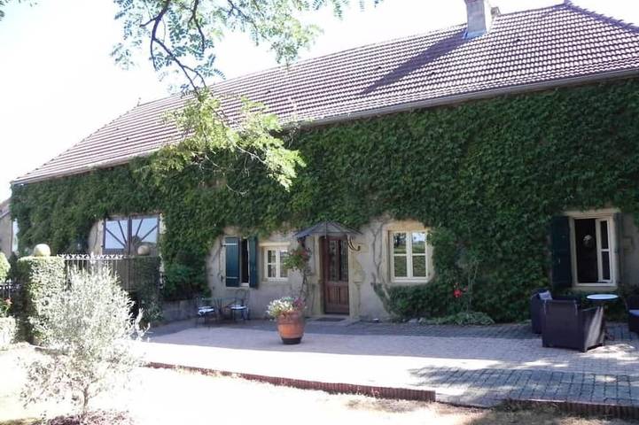 Location de vacances pour 6 personnes, avec piscine et jardin, animaux acceptés à Bourg-le-Comte